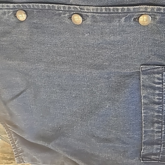 Soft denim Sleeveless button down Blouse - Picture 10 of 10